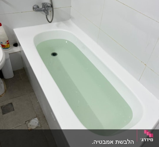 אמבטיה מלאה במים בחדר רחצה